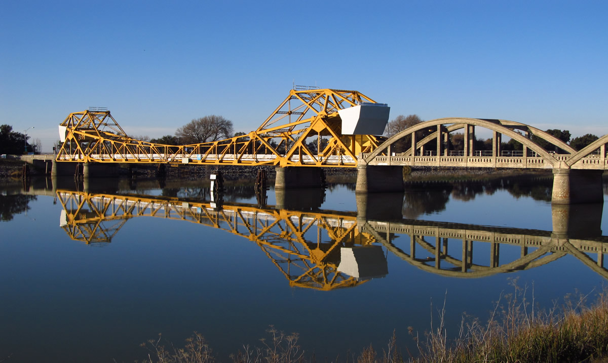 Bridge across the Sacramento River | Jasperdo (Flickr)