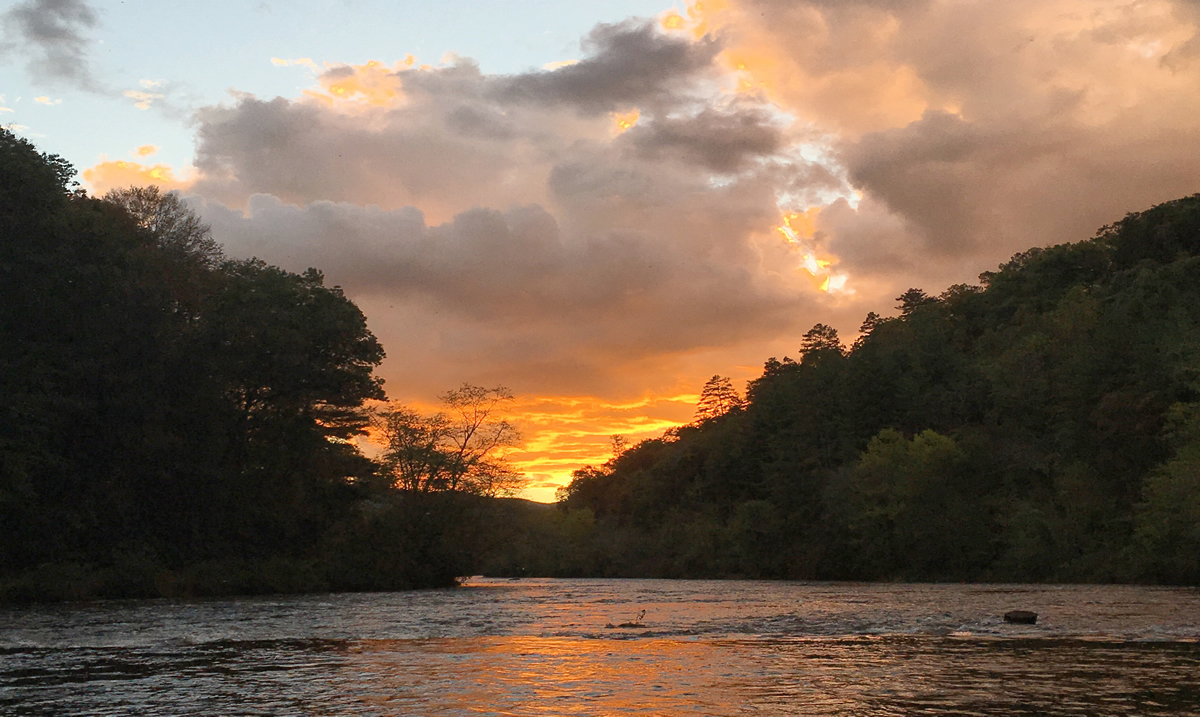 Tuckasegee River, un affluente del fiume Little Tennessee, al tramonto | JCTDA