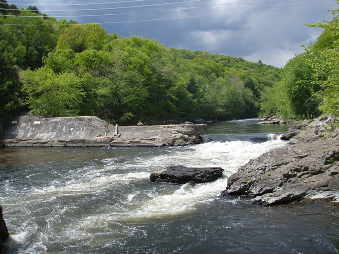 Spoonville Dam on the Farmington River (CT) prior to removal.