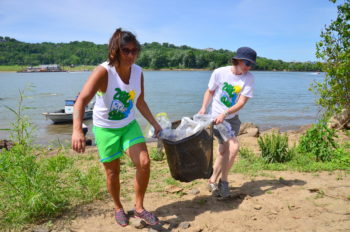 Teamwork was key to pulling 1 million pounds of trash out of the river at the Ohio River Sweep. | Lisa Cochran