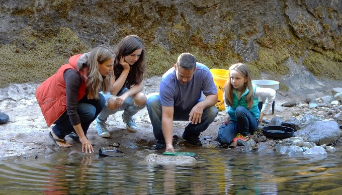 A family spending the day on the river. | Photo: Bureau of Land Management Oregon and Washington.