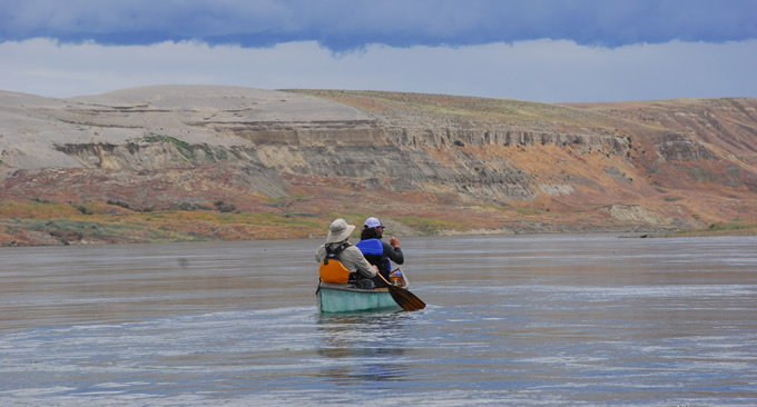 Kayakers on the Columbia River | Photo: Thomas O' Keefe