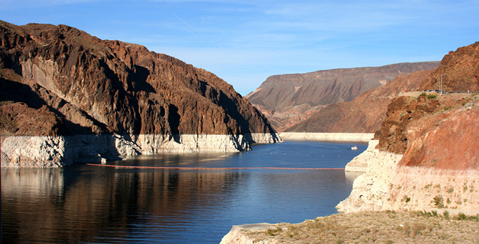 Bathtub rings can be seen along Lake Mead in 2006. | Chris Richards [FlickrCC]