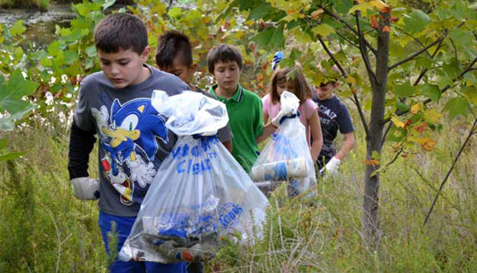Children pick up trash at the Bog Cleanup along the South River, MD. | Jennifer Carr