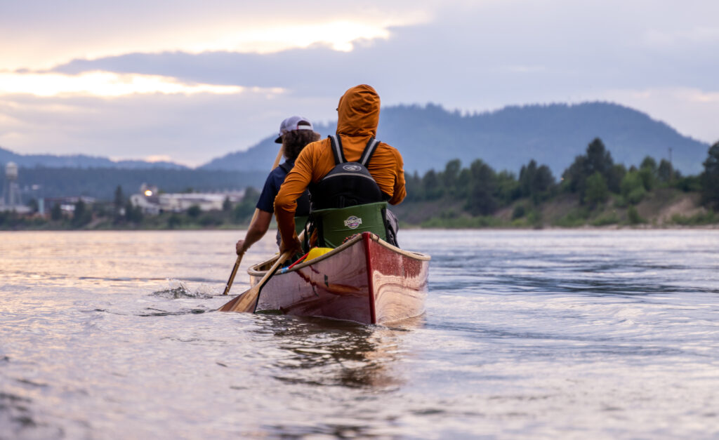 Paddling along the Columbia River | Photo: Jonathan Stone