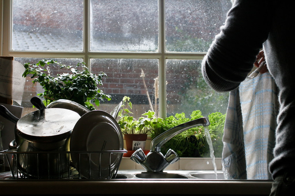 Dishes in sink | Photo courtesy of Flickr